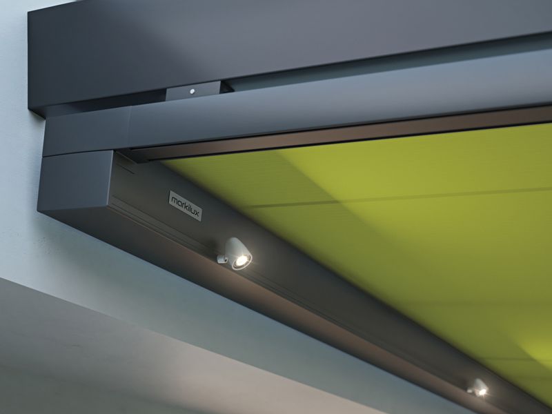 Detailansicht LED-Spots in der Kassette der markilux Unterglasmarkisen, grünes Tuch