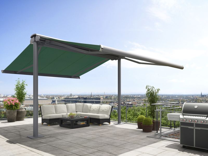 markilux syncra avec des entoilages store markilux 6000 avec toile de store verte des deux côtés, installé sur un toit-terrasse dans une grande ville.