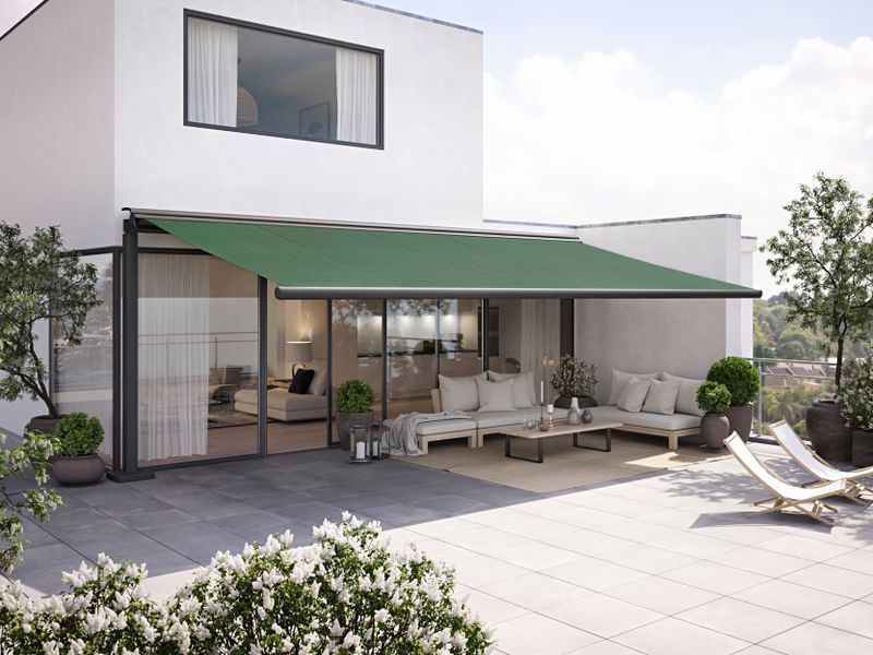 markilux syncra uno with one-sided cassette awning markilux 1600 with green fabric cover on a roof terrace.