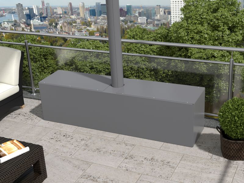 Markisstativsystem markilux syncra på en takterrass med utsikt över staden, detaljvy av stabiliseringsboxen med topplock i aluminium.