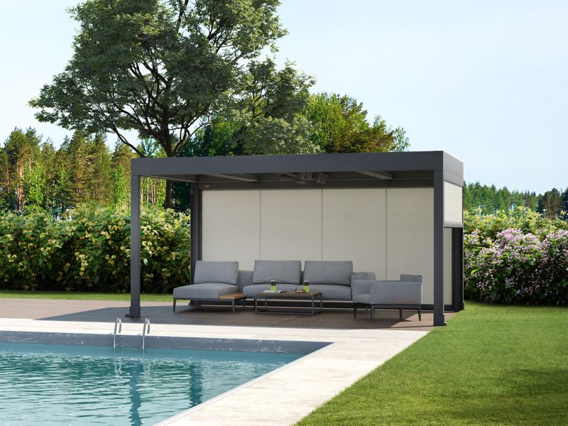 Abri de terrasse autoportant markilux markant avec toile de store beige et stores verticaux dans un jardin avec piscine.