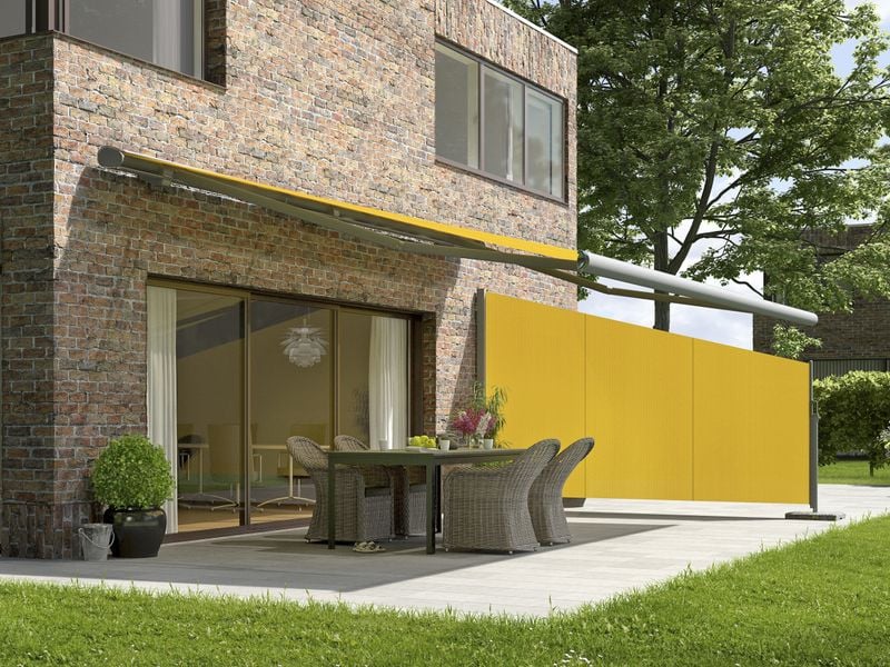 markilux 790 Backsteinhaus mit schräger Seitenmarkise in gelb