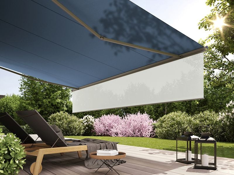 toldo semicasete markilux 1600 extendido, con tejido azul y súper-sombra beige sobre una terraza.