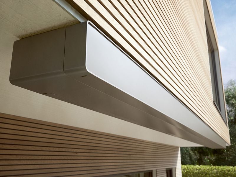Detaljbild av kassetten till markisen markilux 970 på en träfasad.
