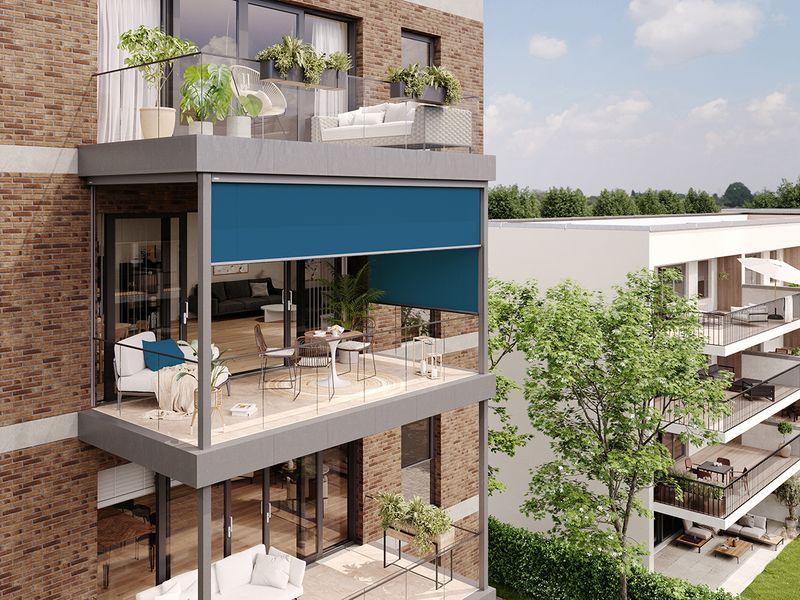 Store vertical mx 620 avec toile de store bleue installé sur un balcon d'un immeuble d'habitation.