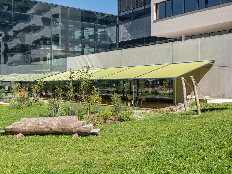 Imagem de referência de pérgula clássica com moldura de antracite e uma cobertura de tecido verde em frente a um terraço em Zell am See.