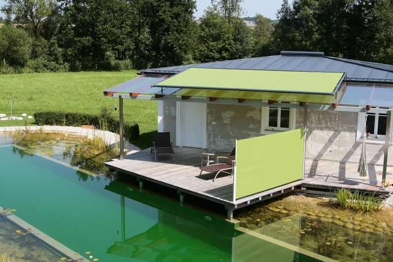 markilux 790 toldo lateral verde sobre pasarela junto al estanque
