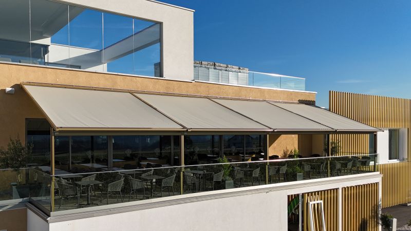 Referenzbild mx pergola stretch cubic als Großflächenbeschattung für Gastro über einem Balkon in Mehrnbach, Österreich
