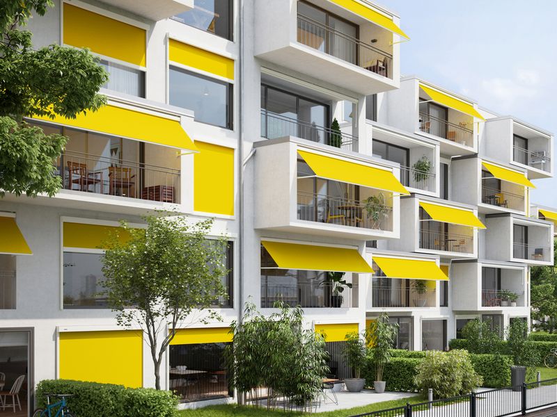 markise markilux 730 med faldarm, gul stofdug og hvidt stel på flere balkoner i et lejlighedsbyggeri