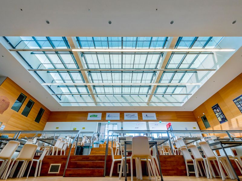 Imagem de referência do toldo de vidro markilux 8800 sobre uma grande claraboia de uma escola
