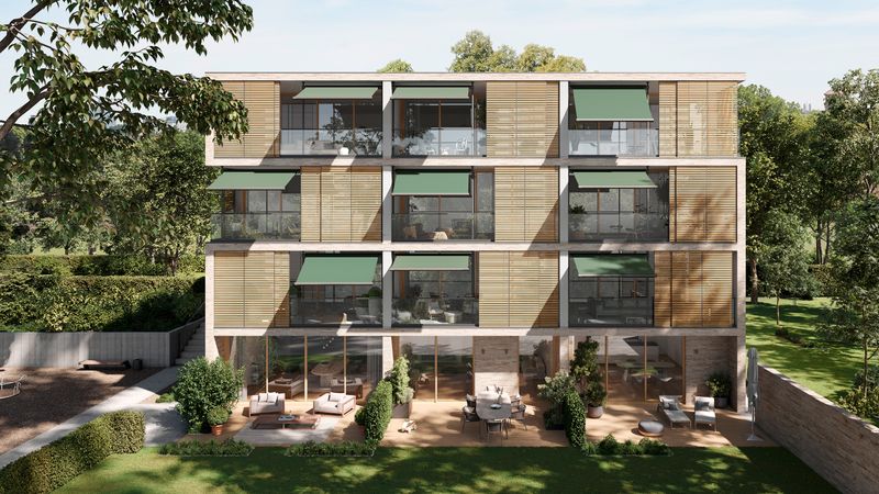 Modernes Mehrfamilienhaus mit mehreren Balkonen, die jeweils mit einer markilux 900 Klemmmarkise ausgestattet sind. Die Markisen sind optisch einheitlich mit grünem Tuch ausgestattet. Der Neigungswinkel der Markise unterscheidet sich je nach Balkon.