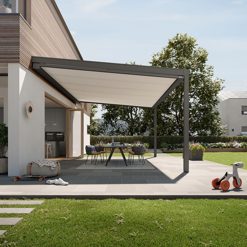 Zijaanzicht van een moderne vrijstaande woning met een terrasoverkapping. Het markilux 679 scherm voor glazen overkapping in de kleur van het terrasdak met witte doek is bevestigd als zonwering voor het glazen dak.
