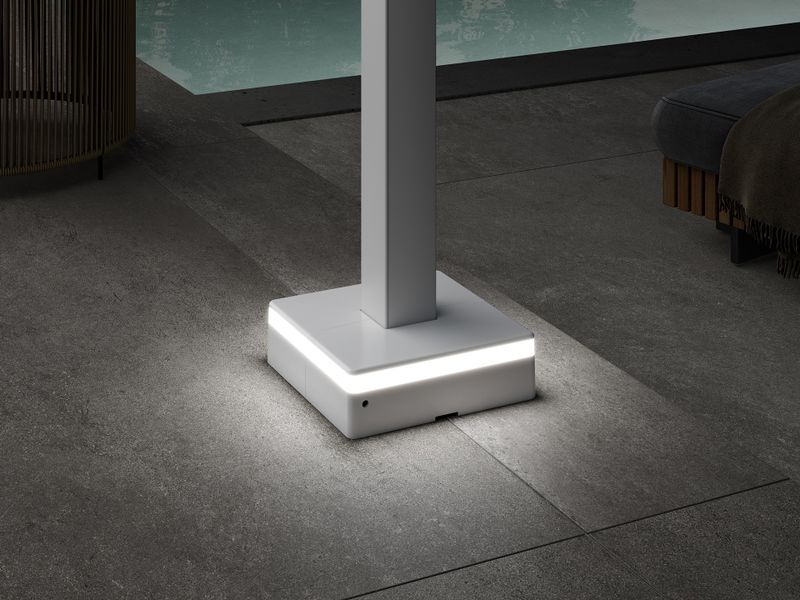 Detaljeret visning af foddækslet på markilux pergola style. En LED-linje er integreret i soklen til belysning af terrassen.