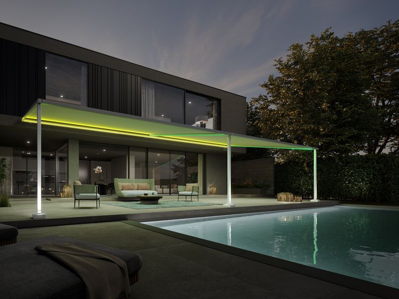 Pergola scherm markilux stijl op een modern, chique kubusgebouw. De groene verlichting van de pergola baadt het terras en de tuin met zwembad in prachtig licht.