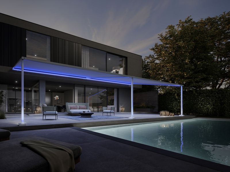 Pergola scherm markilux stijl op een modern, chique kubusgebouw. De blauwe verlichting van de pergola baadt het terras en de tuin met zwembad in prachtig licht.