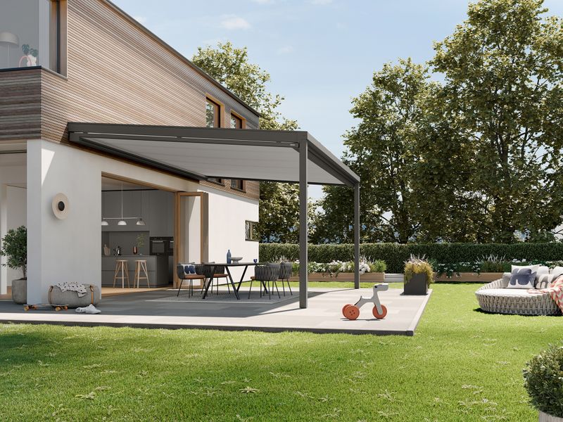 Side view of a modern detached house with a patio roof. The markilux 679 under-glass awning in the color of the patio roof with light gray fabric cover is attached as sun protection for the glass roof.