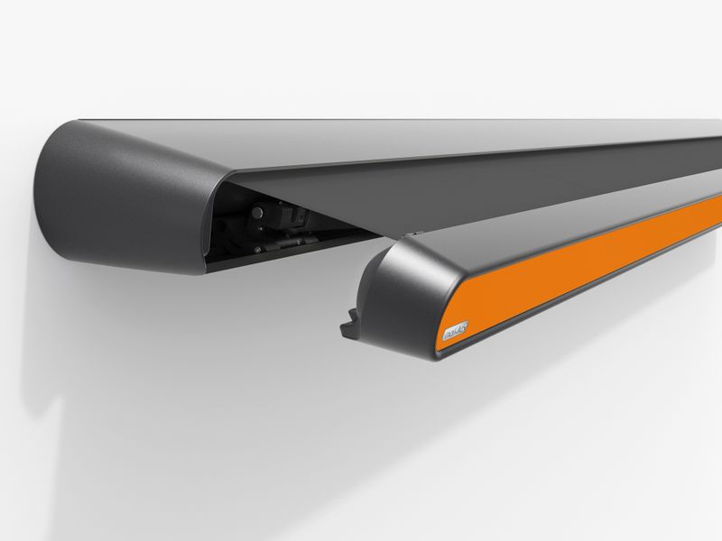 El MX-1 con un cofre de antracita, un perfil de pantalla de color naranja intenso y una lona del toldo de antracita.
