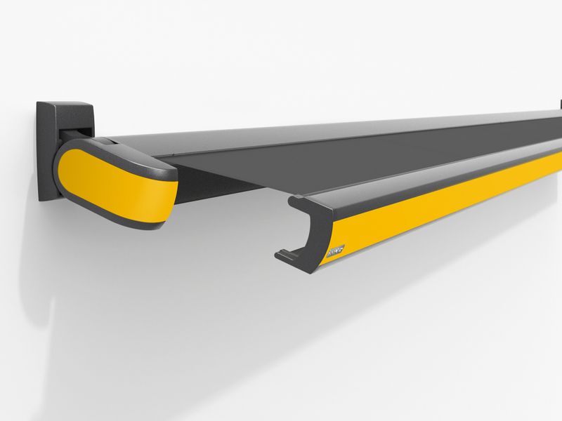 The MX-3 with an anthracite cassette, a screen profile in the color golden yellow and an anthracite awning cover.