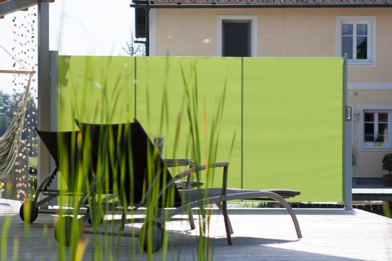 markilux 790 grüne Seitenmarkise als Sichtschutz auf der Terrasse
