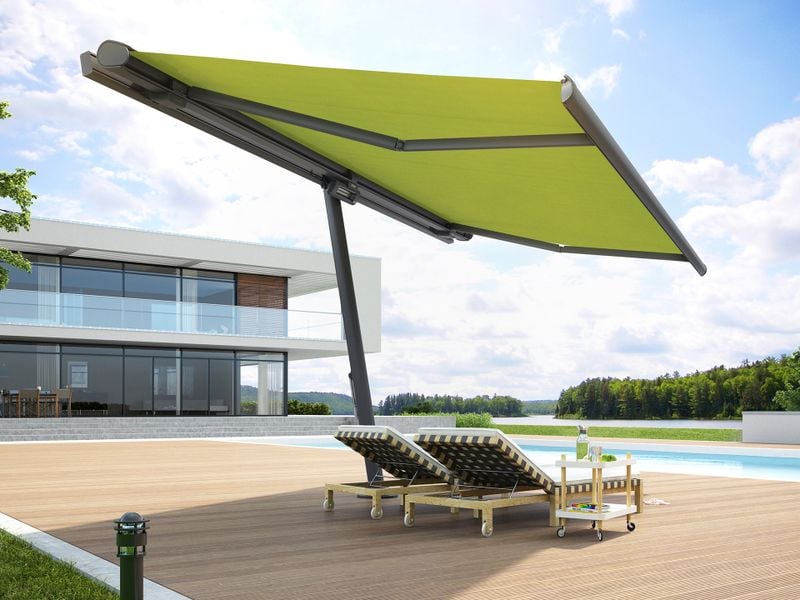 Freistehende Markise, Markisenschirm markilux planet mit grünem Tuch und Pool im Hintergrund.