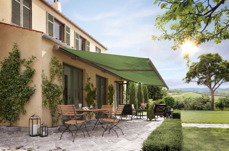 Scherm mx 5010 met groen doek is bevestigd aan de gevel van een huis in Toscane.