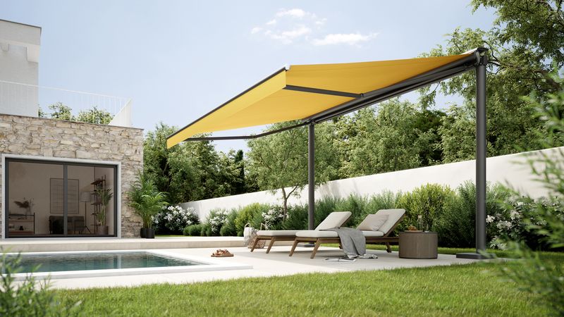 Tenda da sole mx syncra con telo giallo e Ombrissima davanti alla piscina di una casa.