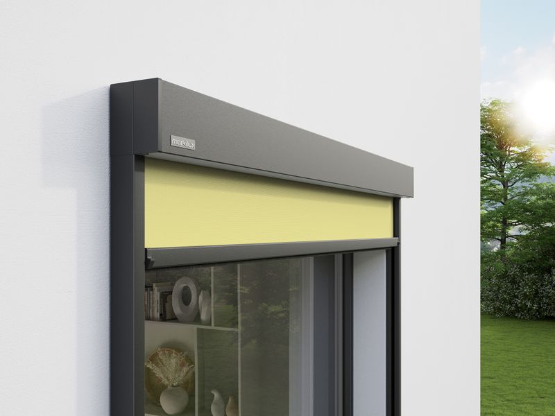 Vista detallada del toldo cofre vertical markilux 620 con lona amarilla para montaje a la pared.