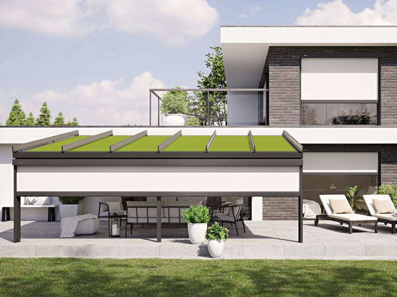 Imagem de um toldo de vidro mx 779, que está ligado a um toldo vertical. Os toldos proporcionam sombra a um grupo de mesas no terraço de uma casa moderna.