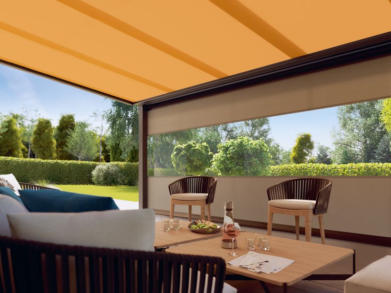 Toit terrasse avec coin salon protégé du vent par un store vertical type markilux 776/876 avec fenêtre panoramique.