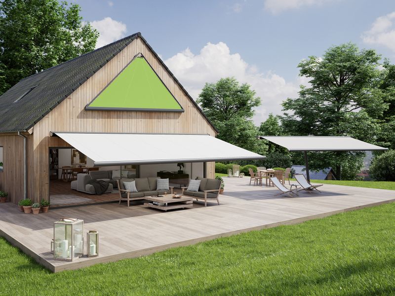Driehoekige luifel mx 893 gemonteerd voor een houten hut. De luifel heeft een groene stof en een antracietkleurig frame.