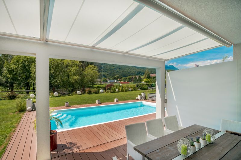 ecrã lateral markilux 790 branco no terraço da piscina para maior privacidade