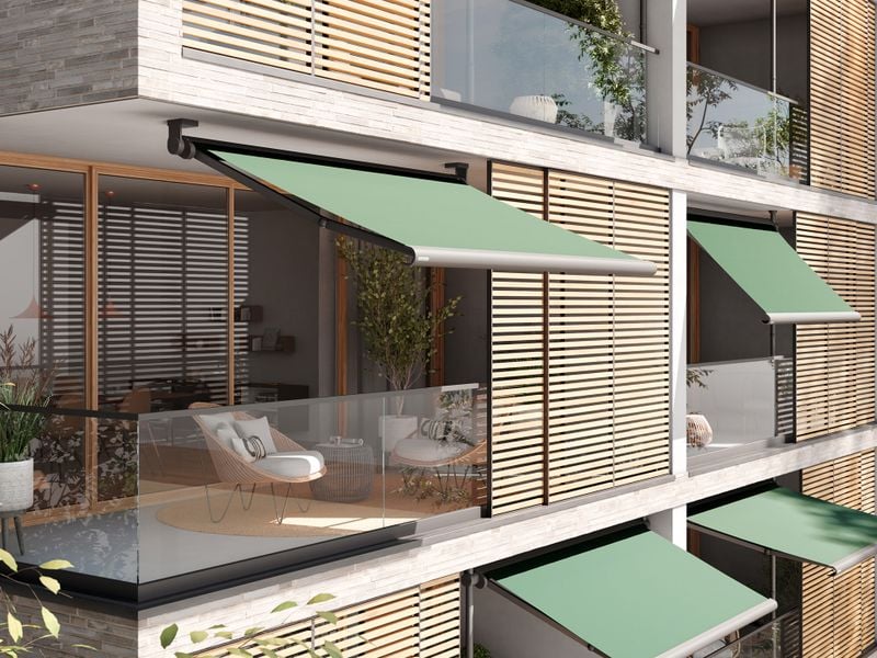 Detailed view of a balcony with the markilux 900 cassette awning attached to the top.