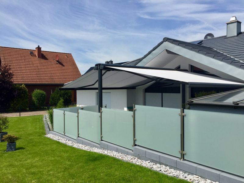 Reference image: Two cassette awnings markilux 5010 (gray frame, white fabric cover) attached to the stand system markilux syncra.