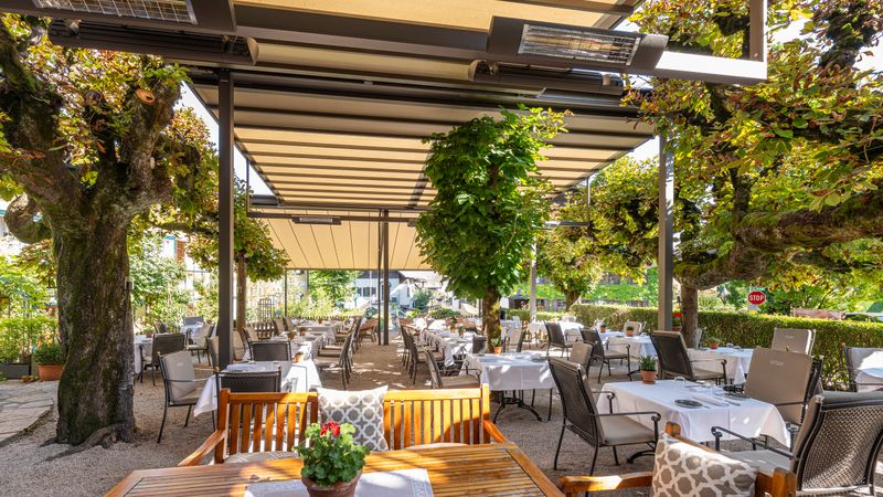 Udsigt fra restauranten til en cateringterrasse dækket af markilux peroglam-markiser.