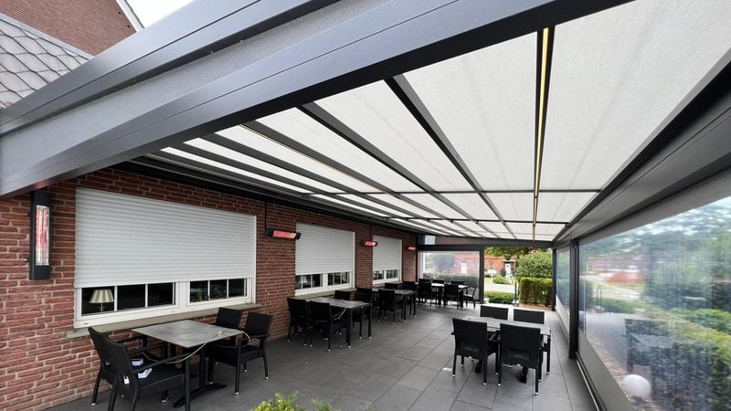 Kombination aus markilux pergola stretch und Vertikalmarkise mit Panoramafenster.