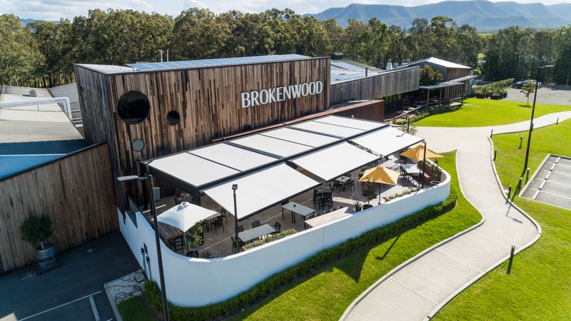 Immagine di riferimento di markilux markant e markilux 970 installati sopra l'area esterna di una cantina.