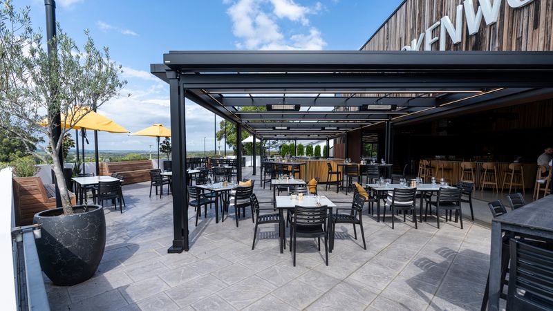 Imagen de referencia de markilux markant y markilux 970 instalados sobre la zona exterior de una bodega.