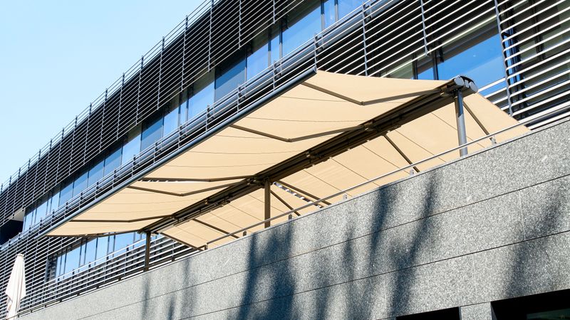 Immagine di riferimento markilux syncra fix con telo in tessuto color crema e cornice color antracite (dal basso)