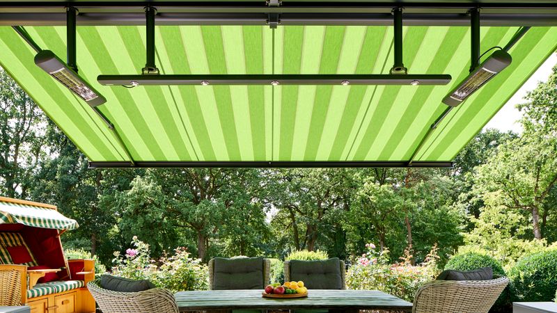 Nærbillede af kassettemarkisen markilux 5010 udstyret med varmestråler og markilux LED-spotline.