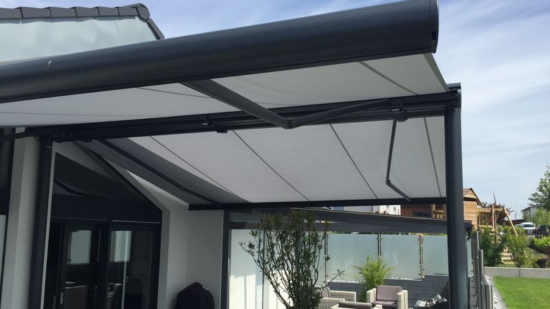 Deux stores coffres markilux 5010 sont fixés au système de supports markilux syncra.