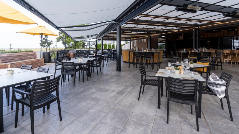 Imagem de referência: markilux markant e markilux 970 instalados por cima da área exterior de uma adega.