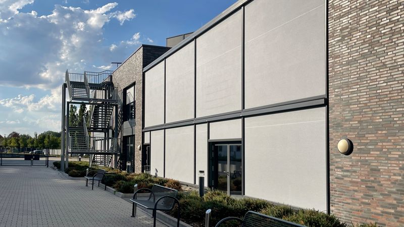 Immeuble de bureaux équipé de stores de fenêtre markilux 625 comme protection solaire pour les espaces intérieurs.