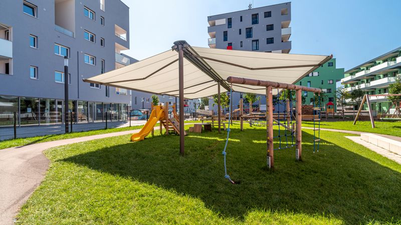 Immagine di riferimento di un markilux syncra fix 1600 sopra un'area giochi per bambini.