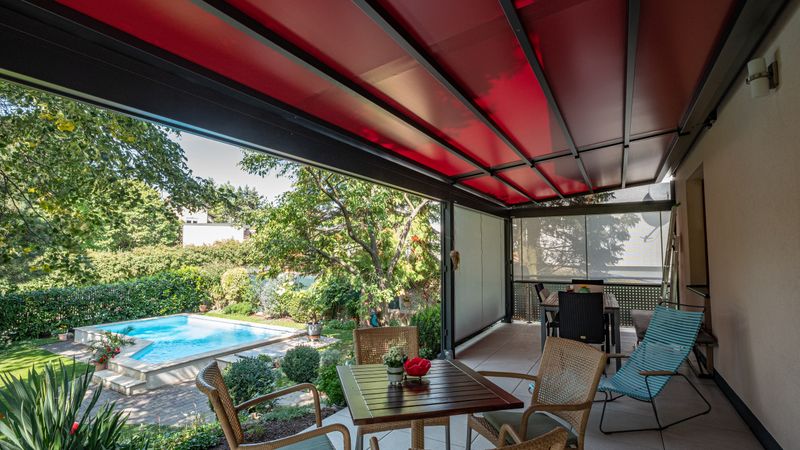 markilux pergola stretch met rood doek als terrasoverkapping.