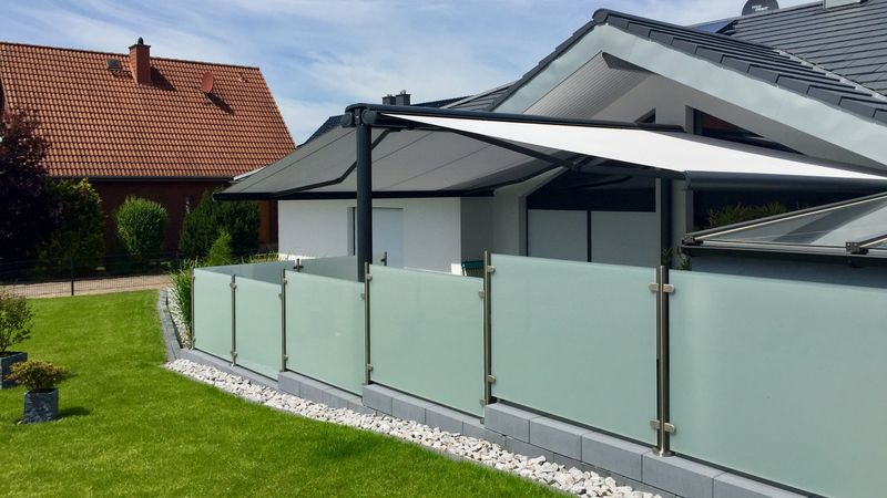 Zwei Kassettenmarkise markilux 5010 mit weißem Tuch befestigt am Ständersystem markilux syncra.