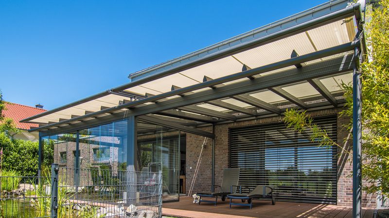Terrassetage med udvendig markise markilux 8800 med lys dug og antracitfarvet ramme.