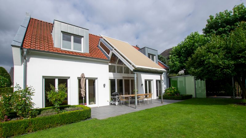 Takfönstret, som sträcker sig över terrassen, är täckt med markisen markilux 8800.