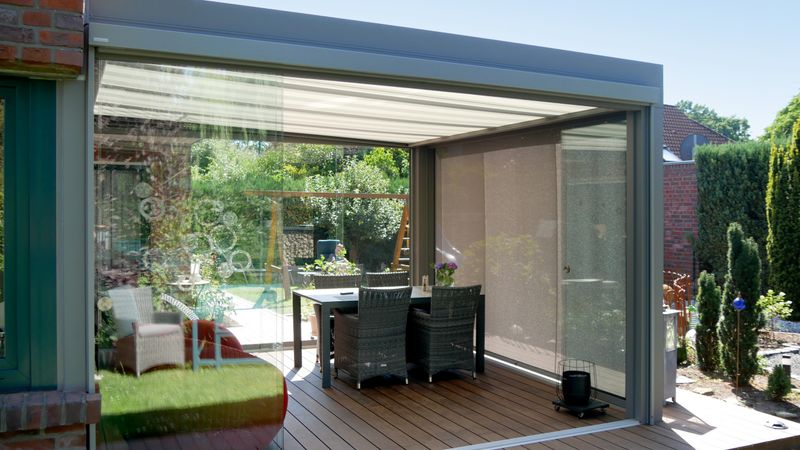 Serre uitgerust met markilux 879 onderglasscherm en markilux 620 verticaal scherm.
