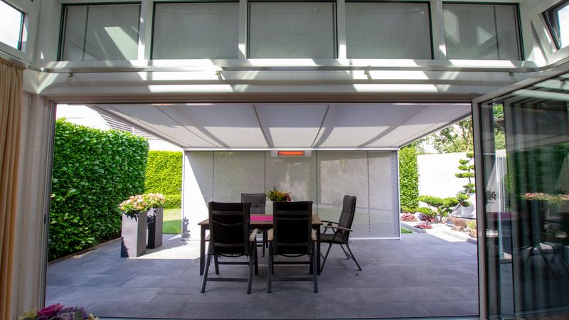 Terrasstak utrustat med markisen markilux 779 underglas-markis och en vertikalmarkis.