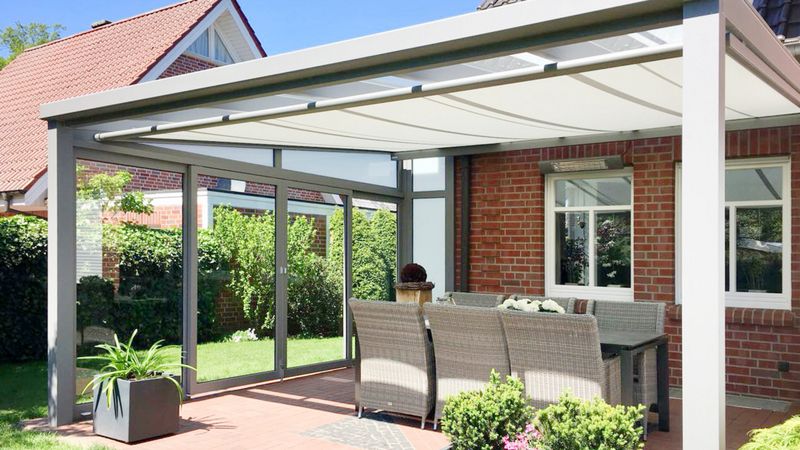 Techo de terraza equipado con el toldo bajo-cristal markilux 779 con lona blanca.